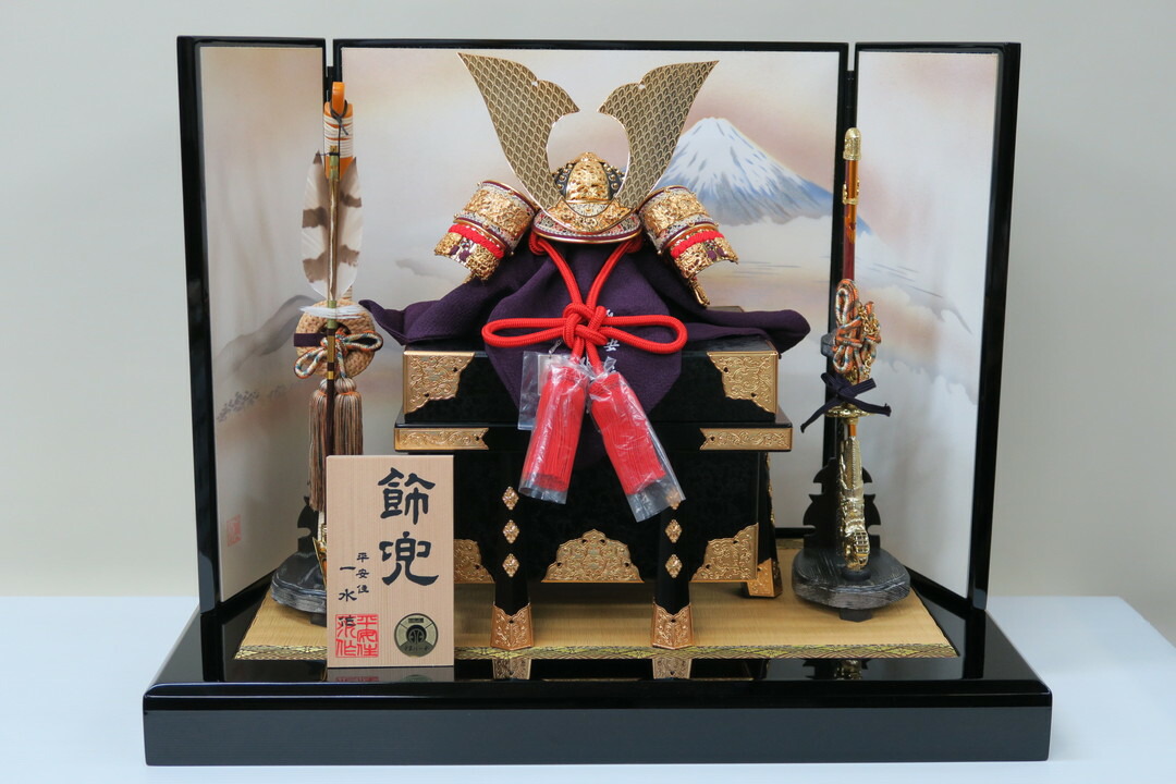 平安住一水作　12号 裾裏大鍬形金小札朱赤糸縅兜 新富士屏風平飾りセット｜人形のモリシゲ