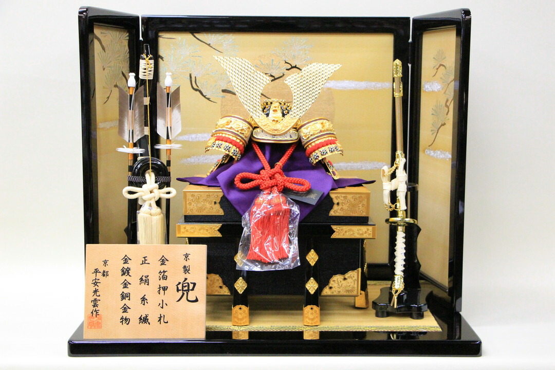 日本の伝統的な兜飾り 12体セット 木製兜セット Wooden Kabuto set 忍緒付き - コンパクトな卓上