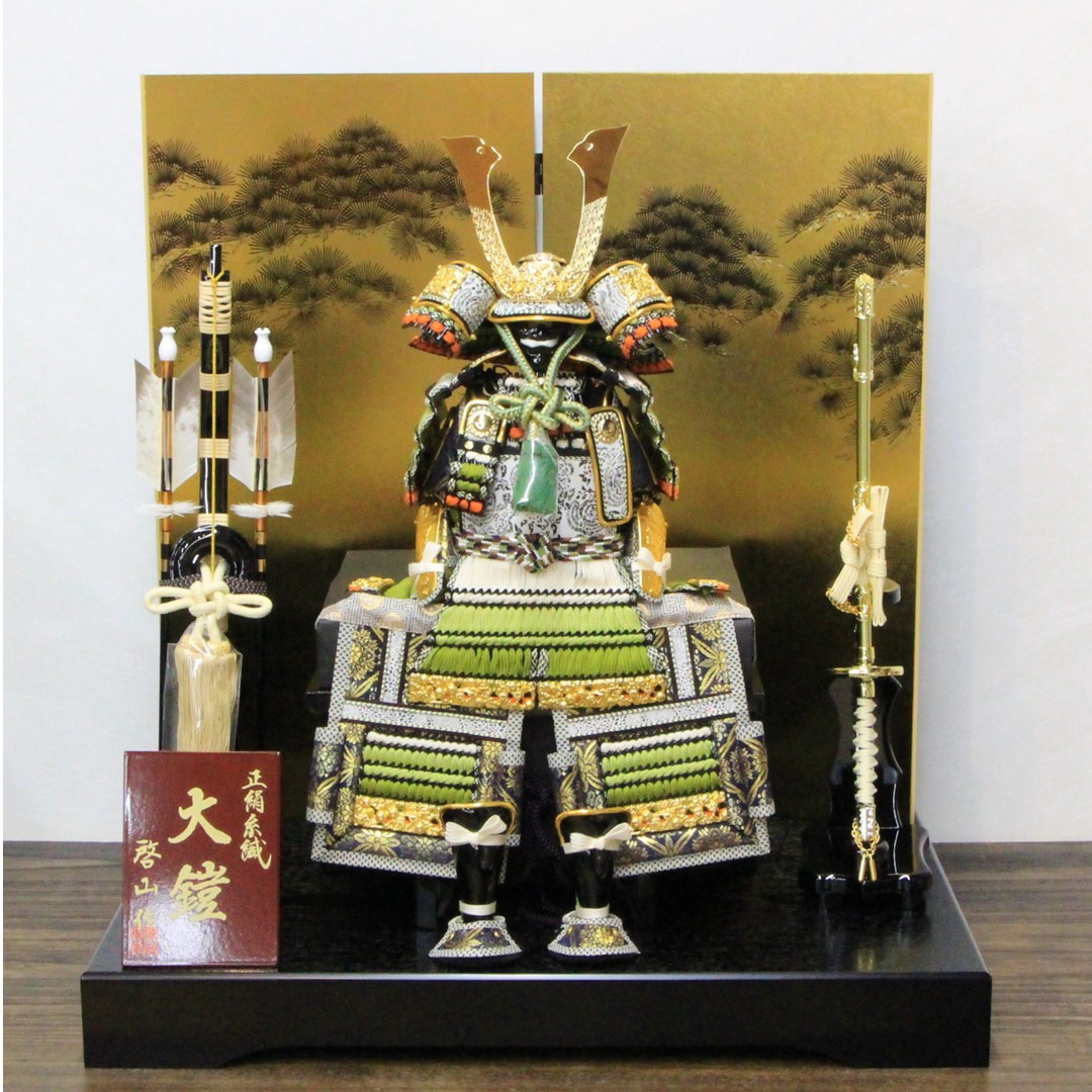 五月人形 平飾り 6号大鎧 緑翠 黒小札グリーン段 二曲京箔黒針松箔入 黒消木目平台セット 間口55cm 弓太刀付き
