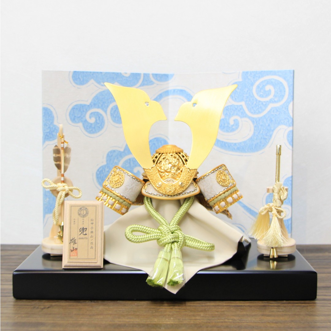 五月あやつり人形 今めかしい 兜飾りつけ 平飾りつけ 鈴甲子雄山作 天賦の才之兜 そよ風 7号 金小札 色々縅 誉勘正絹鳥小花 二曲屏風平台書き割り