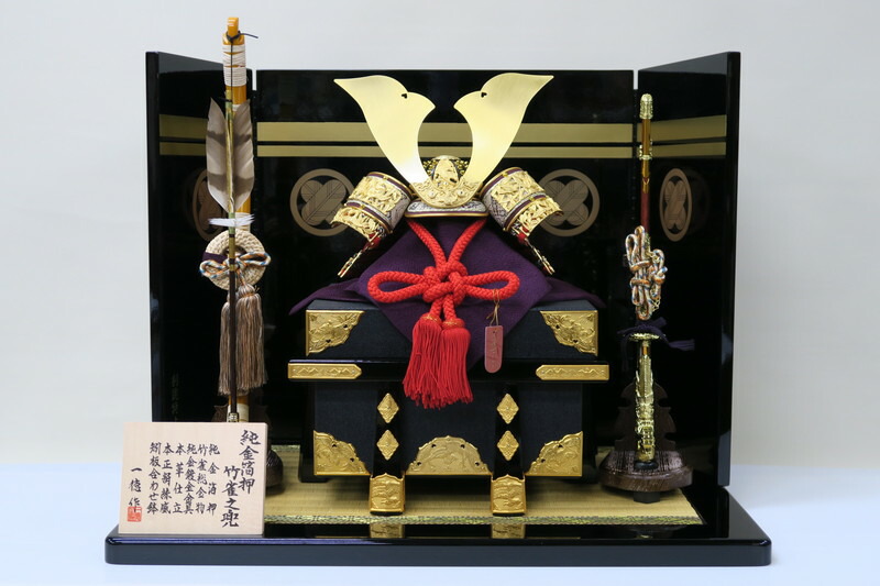 残りわずか B 五月人形 コンパクト ミニ おしゃれ 豪華 兜飾り 家紋 木製 平飾り 金家紋屏風飾り 一徳作 10号 純金箔押竹雀之兜平飾り サイズ60 40 47 約cm B 海外最新 Thegzf Com