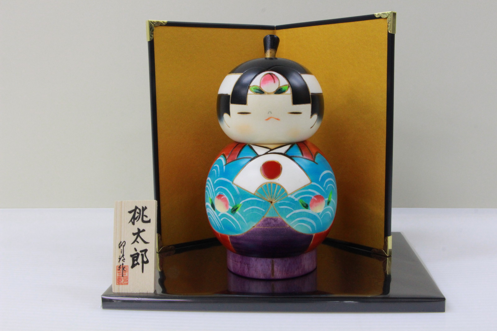 卯三郎こけし 日本のお差し上げ物に大人気 日本製 木製 民芸品 言い慣わし芸術品 卯三郎作 こけし 桃太郎（大）6号台付き添い人 No-6-21