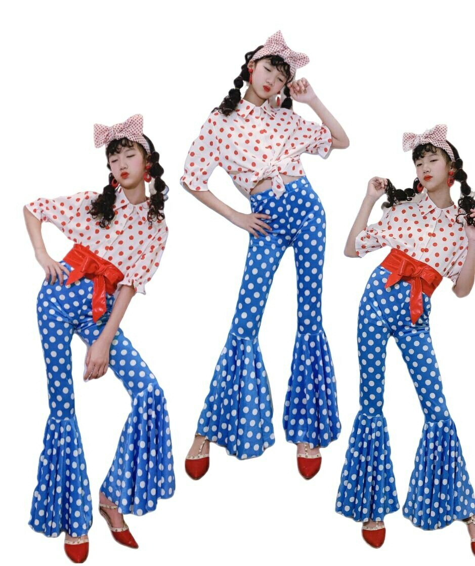 女の子 ダンス衣装 ヒップホップ 子供 セットアップ 白地赤ドット半袖シャツ 青地白ドットフレアパンツ ヘッドリボン ウエストリボン 赤 白 青 発表会 ステージ レッスン 団体衣装 おしゃれ かっこいい チーム衣装 舞台衣装