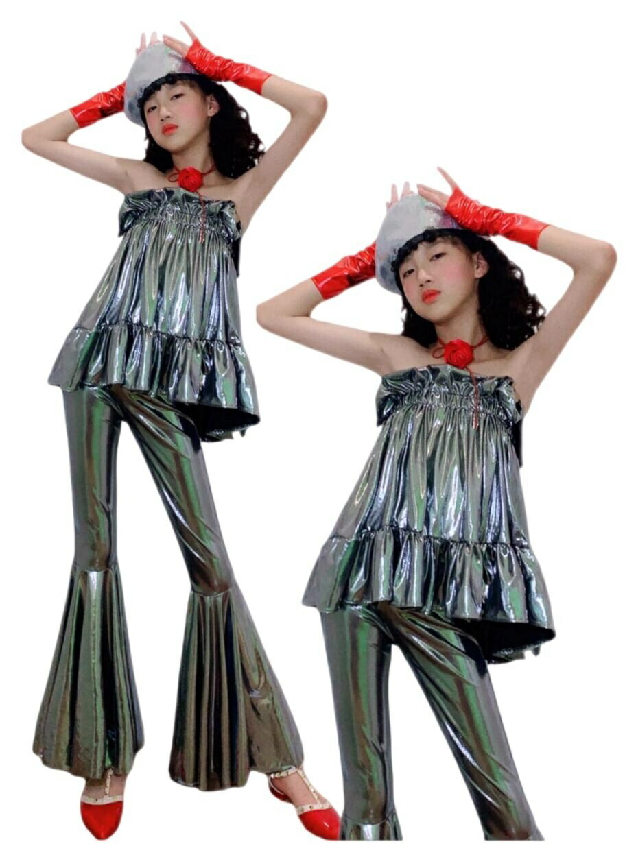 キッズ女の子 ダンス衣装 HIP-HOP セットアップ 光沢オフショルダートップス フレアパンツ レッドロンググローブ レッドネックアクセサリー シルバーハット 発表会 ステージ レッスン 舞台衣装 イベント おしゃれ かっこいい 団体衣装 コンテスト
