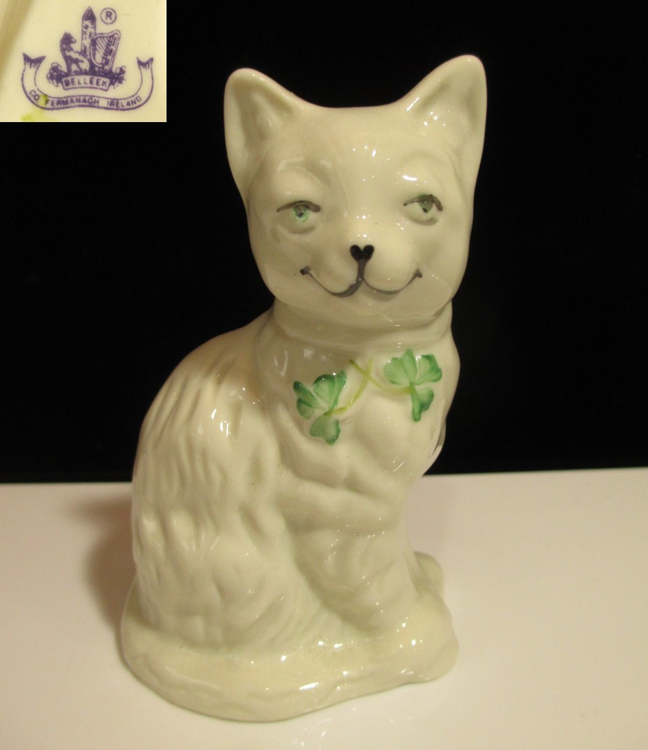 【Belleek】シャムロックの猫のフィギュリン