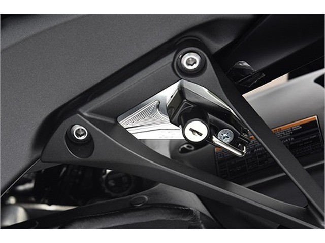 アグラス ヘルメットホルダー SLV／BLK ZX-10R 16 (603-497-000SB)