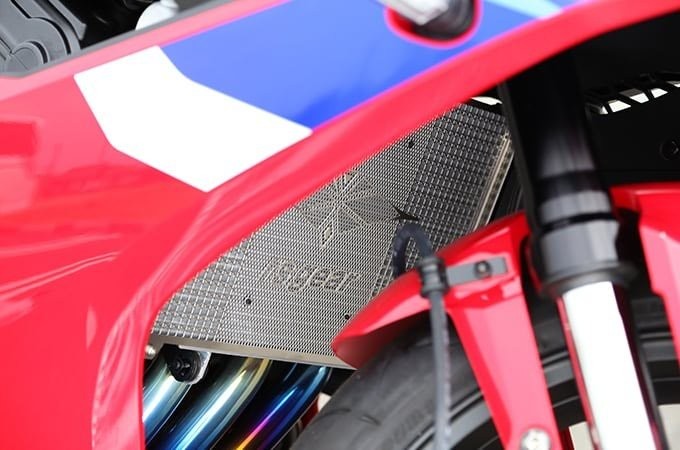 r&rsquo;s gear アールズギア HONDA ホンダ CBR650R(19-23)(24-) CB650R(19-23)(24-) ラジエターコアガード ラージロゴ シルバー AC00-047H-LS｜MOTO-OCC 店