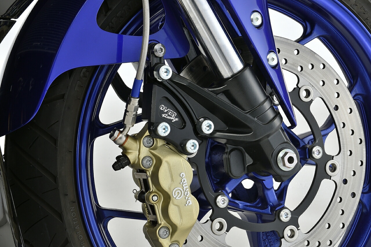 【15日限定！クーポン配布！】 OVER Racing(オーバーレーシング) バイク用 フロントキャリパーサポート ブレンボ4P用 ブラック YZF-R25(19-)/YZF-R3(19-) 83-351-11B