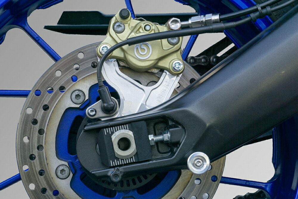 【20日限定！クーポン配布！】 OVER Racing(オーバーレーシング) バイク用 リアキャリパーサポート ブレンボ2P用 シルバー MT-09(17-20)/MT-09TRACER(17)/XSR900(18-)/YZF-R7(22-) 83-451-21