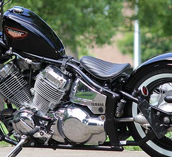 グッズ(GOODS) SADDLE スムース ブラックソロシート ヤマハ ドラッグスター DS400/DSC400