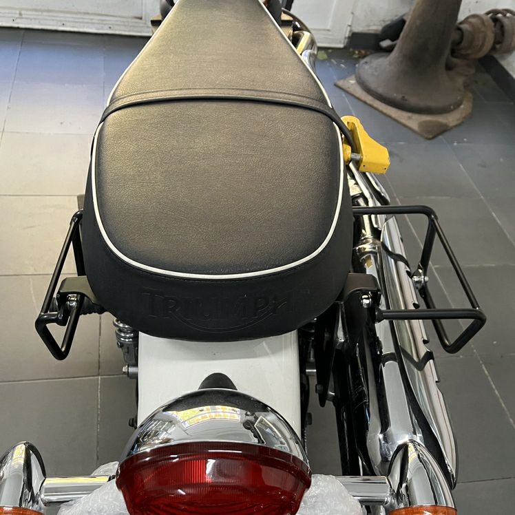 トライアンフ 空冷 スクランブラー サドルバッグ ステー サテンブラック 左右セット La Poderosa