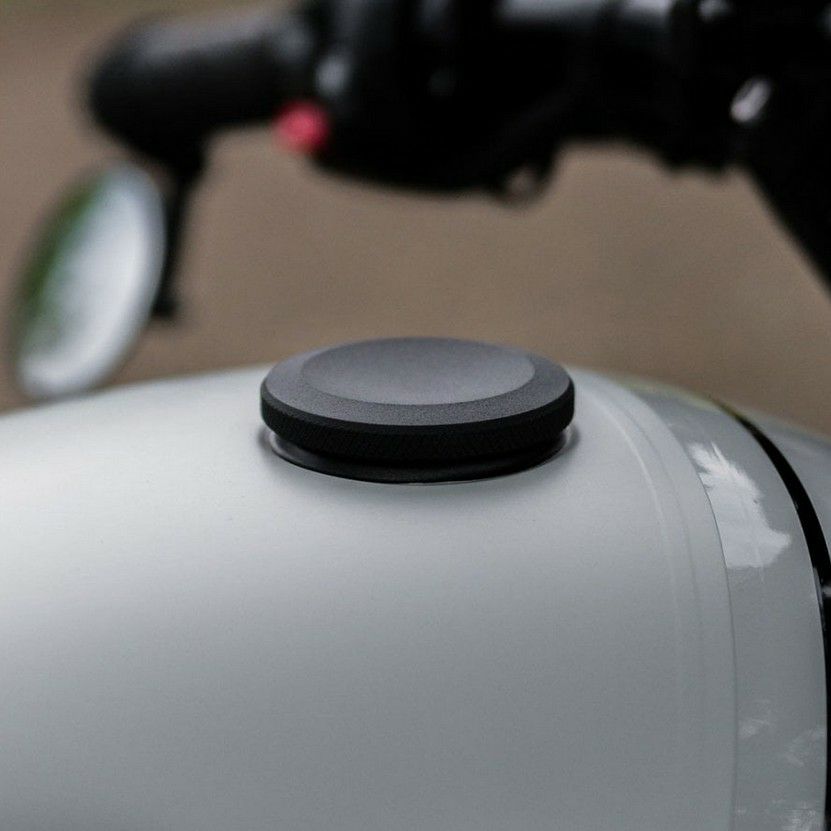 Motone（モートーン） JETSON Dished タンクキャップ ブラック ロープロファイル トライアンフ/BMW R18対応｜モトパーツ　店
