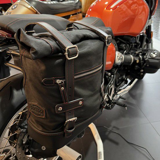 R12S リミテッドエディション PODEROSA Dakhla クイックリリース・サドルバッグ 12L スモークブラック レッドステッチ