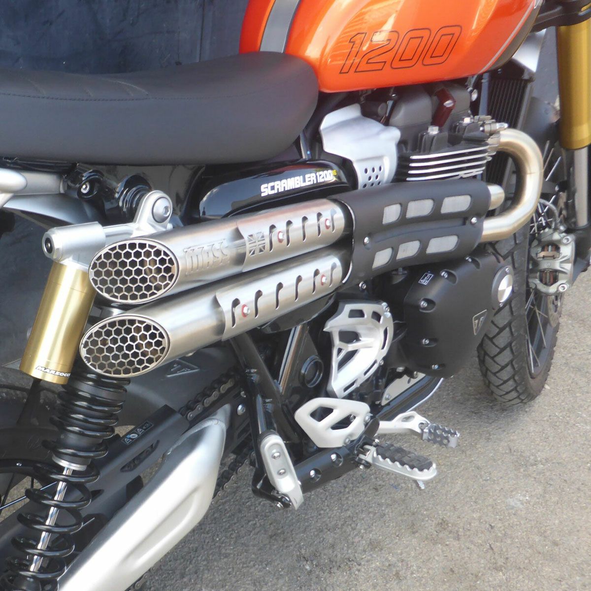 トライアンフ スクランブラー1200 24- ステンレス2in2 Mohave UK フルエキゾーストマフラー サテン MASS Exhaust｜モトパーツ　店