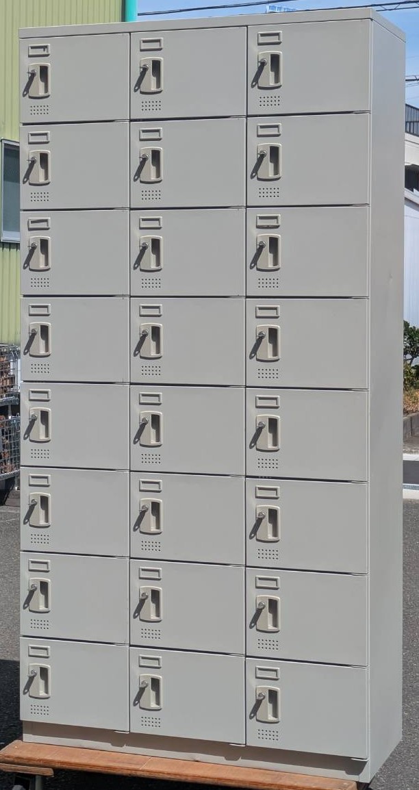 【中古】 ナイキ ２４人用シューズボックス席 扉付き添い人（施錠能力のある 各扉鍵１本付き添い人）３列８段W900,D380,H1800粍【暮夜や主日・公休日の送りとどけるはできません。】【人間宅へのお届け不可商いものです。】