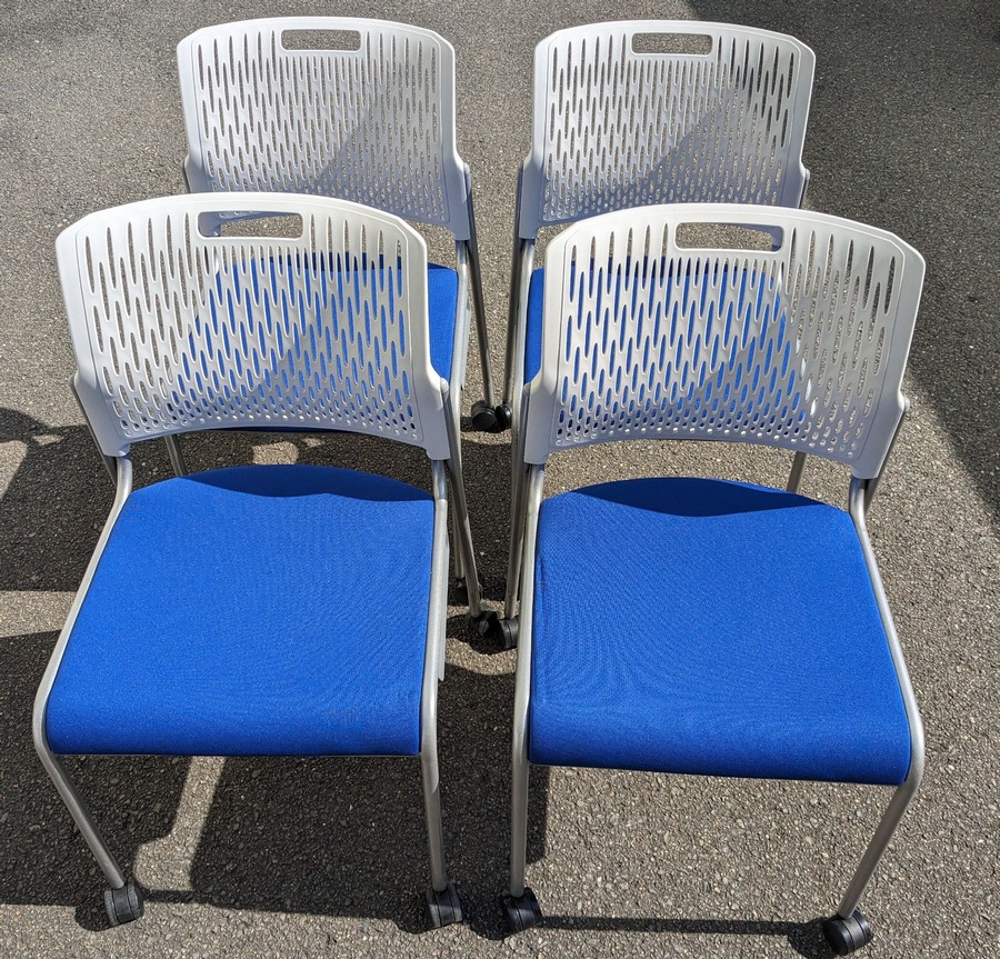 【中古】 ミーティングチェア 4脚セット スタッキングタイプ 背：ホワイト（樹脂） 座：ブルー（布張り） KC-410CLF