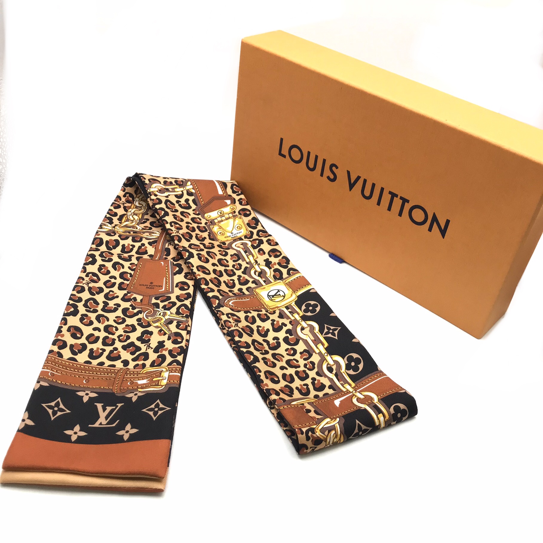 美品 LOUIS VUITTONレオパード スヌードリバーシブル スカーフ箱付き 美品 LOUIS VUITTONレオパード スヌードリバーシブル スカーフ箱