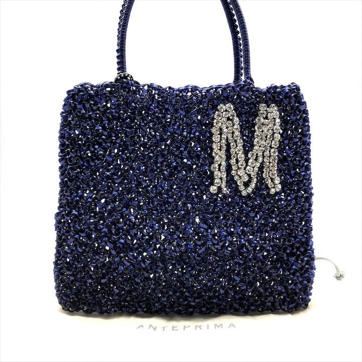 【中古】美品 ANTEPRIMA アンテプリマ 鉄条 かしら文字 M ビジュー しろがね色  お手々 御徒面子 青色 レディース k4626