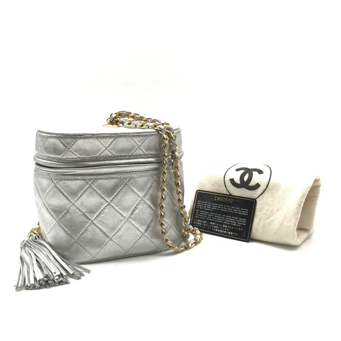 【中古】良品 CHANEL シャネル ココマーク マトラッセ フリンジ付き添い人 チェーン店 肩部 御徒面子 バニティ しろがね色 レディース なめし革 h671