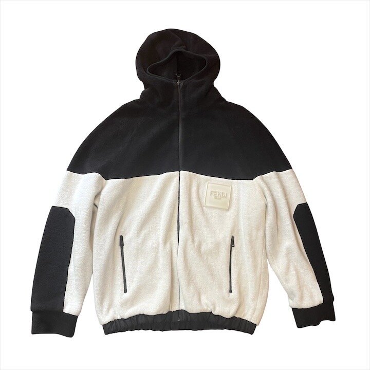 【中古】良品 FENDI フェンディ 22年ひな形 フリース フーディ ロゴタイプ パーカー メンズ 白いこと 黒いこと L大きさ ブランド名 アウター a13293