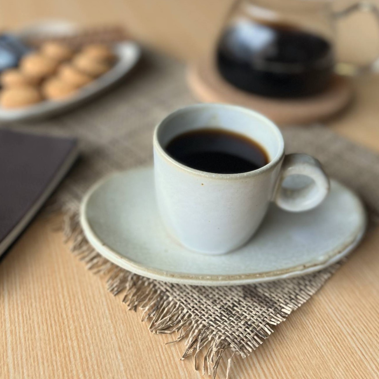 【信楽焼】コーヒーカップ ソーサーセット ホワイト シンプル おしゃれ きれい 上品 小さめ 陶器 誕生日 敬老の日 記念日 プレゼントに 食洗器 電子レンジ対応｜信楽焼総合販売　陶や