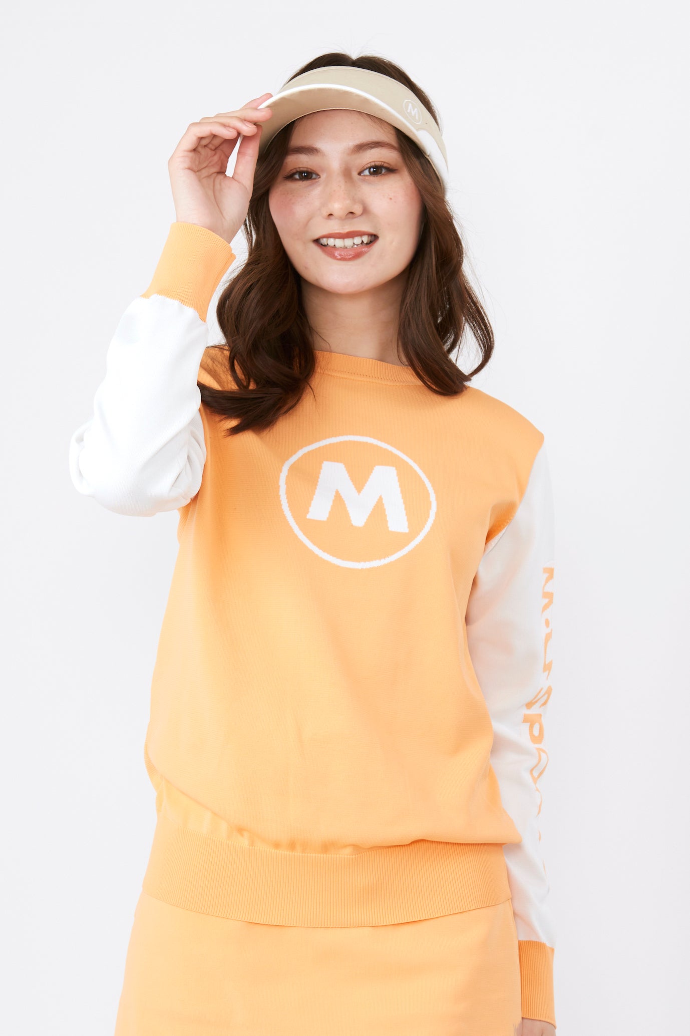 [MU SPORTS] ゴルフ レディース 長袖ビッグロゴクルーネックニット バイカラーデザイン ビッグロゴ ホワイト オレンジ ネイビー サイズ40/42/44 801J2250！袖の配色と大胆なビッグロゴがインパクト大、ゴルフ場で目を引く主役級の長袖ニット！｜M・U SPORTS　公式店 8,151円