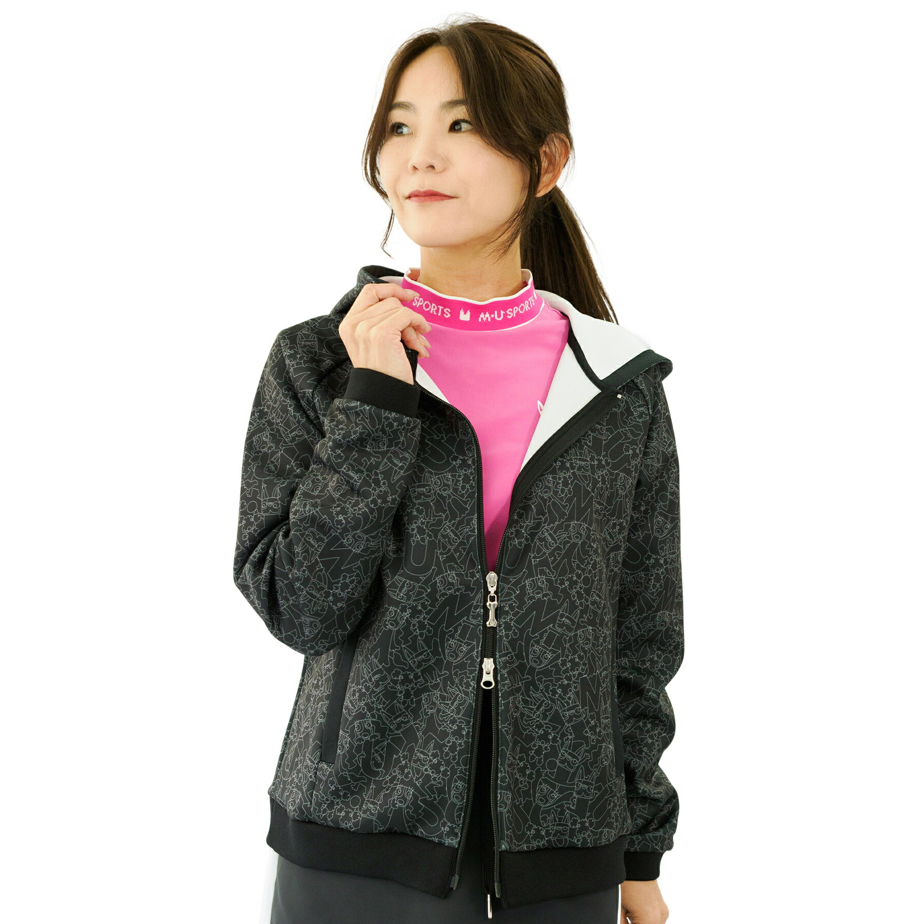 【SALE 30%OFF】[MU SPORTS] ゴルフ レディース ブルゾン パーカー 日本製 ダンボールニット 総柄プリント フード付き ダブルジップ ホワイト ブラック サイズ40/42/44 701R7602 ギフト プレゼント！環境に優しいサステナブル素材の高品質アウター！