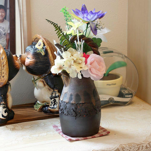 楽天市場】信楽焼 一輪挿し 黒 チタン 丸 ミニ 花瓶 陶器 おしゃれ 花