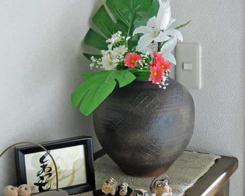 楽天市場】信楽焼 花瓶 緑釉 彫り 丸 8号 陶器 おしゃれ 花入 北欧