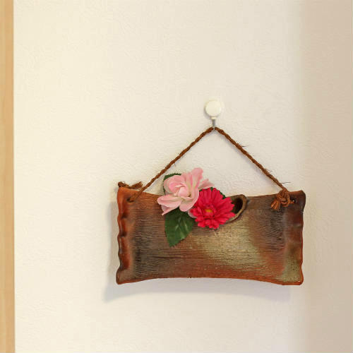 楽天市場】信楽焼 壁掛け 花瓶 黒 掛分 三角 掛花入 陶器 おしゃれ 花