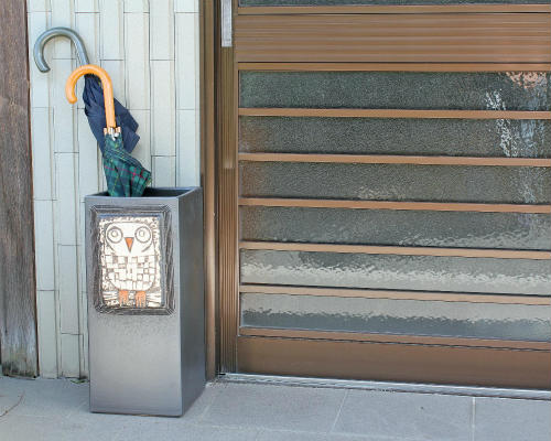 【尖んがり5倍】信楽焼 瀬戸もの ふくろう 傘立て 黒 梟 浮彫り 角 傘たて 梟 今めかしい か細い 傘たて パウダーコンパクト 室外 傘立 お役目用 身寄り用 室外 北欧 アンティーク 洋風 倒れにくい 御花軍事基地 信楽焼き(MB047-04G)