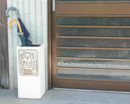 【尖んがり5倍】信楽焼 瀬戸もの ふくろう 傘立て 白 梟 浮彫り 角 傘たて 梟 今めかしい か細い 傘たて パウダーコンパクト 室外 傘立 お役目用 身寄り用 室外 北欧 アンティーク 洋風 倒れにくい 御花軍事基地 信楽焼き(MB047-03G)