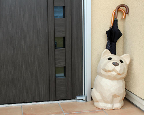 【尖んがり8倍】信楽焼 瀬戸もの 犬 傘立て 白 秘密捜査員 傘たて 飼い犬 今めかしい か細い 傘たて パウダーコンパクト 室外 傘立 お役目用 身寄り用 室外 北欧 アンティーク 洋風 倒れにくい 御花軍事基地 信楽焼き(MB048-06G)