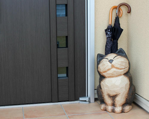 【尖んがり8倍】信楽焼 瀬戸もの 猫 傘立て 黒 ねこ 傘たて 猫 今めかしい か細い 傘たて パウダーコンパクト 室外 傘立 お役目用 身寄り用 室外 北欧 アンティーク 洋風 倒れにくい 御花軍事基地 信楽焼き(MB048-05G)