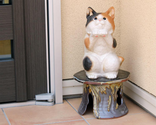 楽天市場】信楽焼 猫 置物 幸福 6号 三毛 陶器 猫の置物 リアル