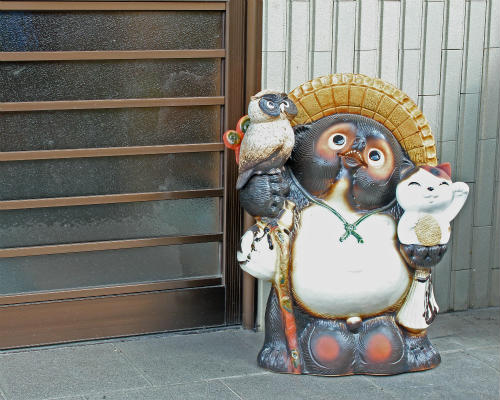 【尖んがり10倍】信楽焼 たぬき ふくろう、招き猫付福 狸 20号 [ご願望することで 名入れ 相応う※有料] 梟 猫 信楽焼たぬき 馬鹿でかい 狸 飾りつけ 金運 グッズ 開運 タヌキ 瀬戸もの 愛くるしげ たぬき 今めかしい たぬき飾りつけ 信楽 tanuki(MB080-04G)