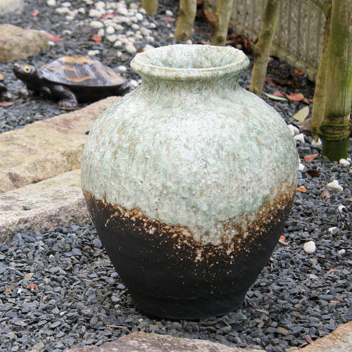 大壺　陶器製の丸い壺（白と茶色） 大壺 陶器製の丸い壺（白と茶色）