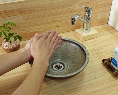 【ポイント5倍】 洗面ボウル 陶器 おしゃれ 信楽焼 陶器 手洗い鉢 いぶし窯変 洗面器 置き型 洗面鉢 深型 小型 排水金具付き トイレ用 信楽焼き(MB032-01G)｜夢源陶房