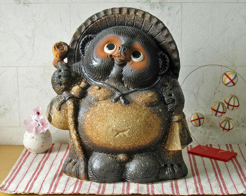 【信楽焼】陶器製タヌキ像 杖付き 招福開運 H28㎝ 現品中古 信楽焼】陶器製タヌキ像 杖付き 招福開運 H28㎝ 現品中古