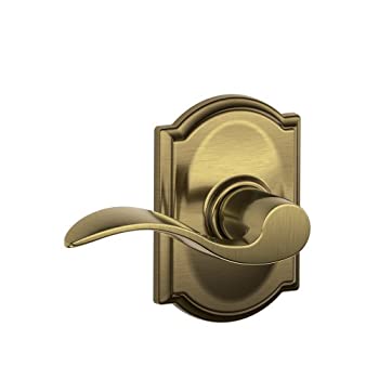 【中古】【輸入品・未使用】Schlage アクセントレバー キャメロットトリムホールとクローゼットロック付き アンティーク真鍮 - F10 ACC 609 CAM|ムジカ&フェリーチェ店