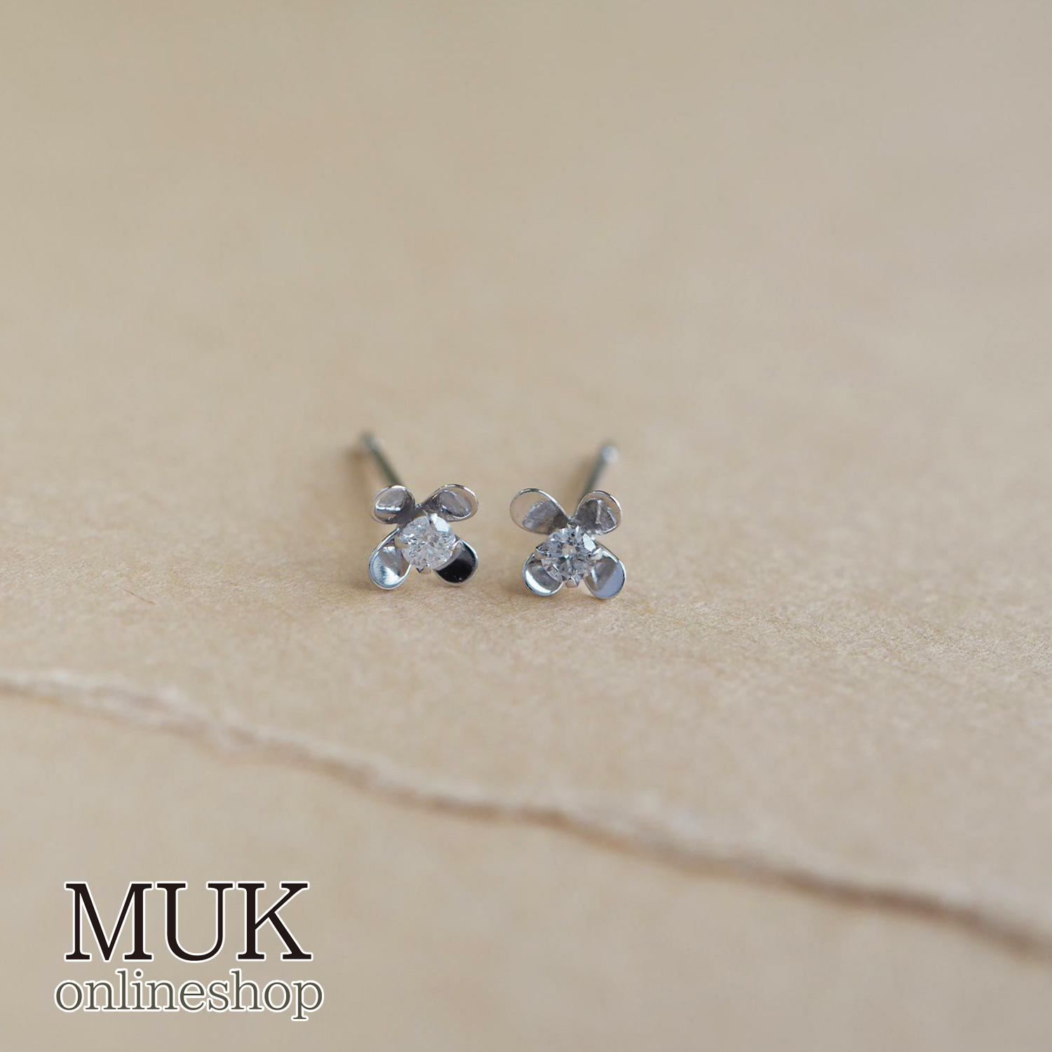 [K10]WGプチフロラダイヤモンドピアス【cucia】 10金 WG ホワイトゴールド プチ フロラ フラワー ダイヤモンド 0.04ct ピアス web限定 極小 小ぶり 華奢 金属アレルギー対応 日本製 cucia