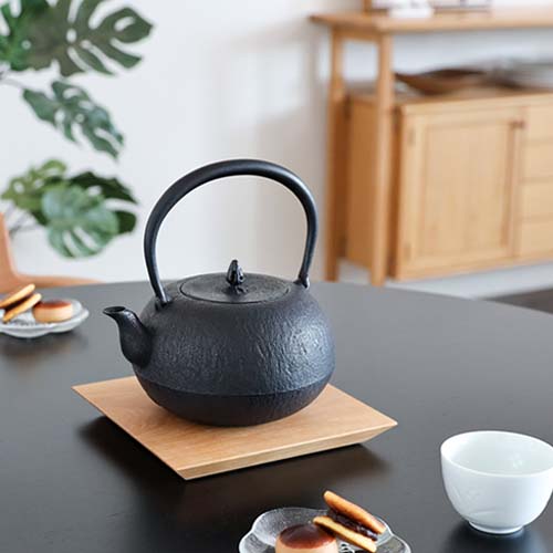 南部地方金物 薫山仕事場 南部地方鉄瓶 布団型 言い慣わし芸術品 金属元素製 湯わかし