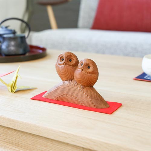 一位一刀彫 鈴木刻みつける ふくろう二羽 なかよし 言い慣わし芸術品 木製 オブジェ