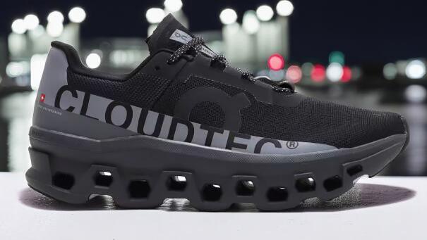 【送料無料】ｵﾝ On ｳｨﾒﾝｽﾞ Cloudmonster Lumos ｸﾗｳﾄﾞﾓﾝｽﾀｰﾙｰﾓｽ 6298393(Black) 長距離 ランニング 反射材 長距離 駅伝 カジュアル 普段履 クッション 光 黒