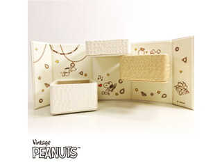 バンビジュエリー株式会社 Peanut たためる ジュエリーボックス 3段 オフホワイト K 外箱付き シックなインテリアにも馴染むbox収納型の3段のジュエリーケース スヌーピー達の が可愛い にも 霞が関で出回り始めた そこに今 Diasaonline Com