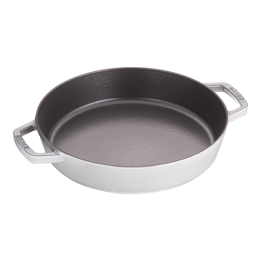 staub ストウブ ストウブ　ラウンド　両手フライパン　 ４０５１１－７２６　２６cmＧＲ プロユース（業務用）として販売されている国内正規販売ルートの商品です。 家庭用に付属されている生涯保証書（シリアルナンバー）は付属されておりません。予めご了承ください。