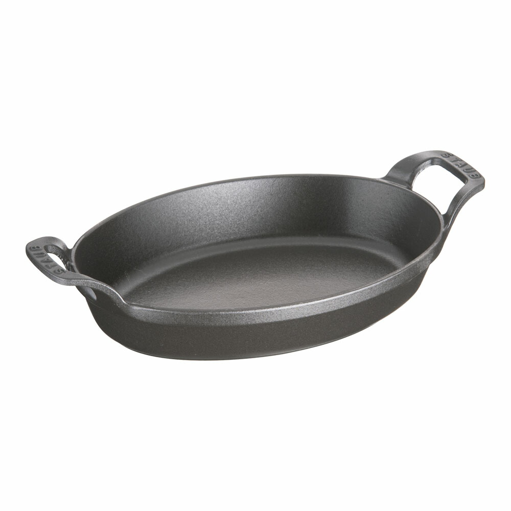 staub ストウブ 小判グラタンプレート/24cm 黒 302323 プロユース(業務用)として販売されている国内正規販売ルートの商品です。 家庭用に付属されている生涯保証書(シリアルナンバー)は付属されておりません。予めご了承ください。