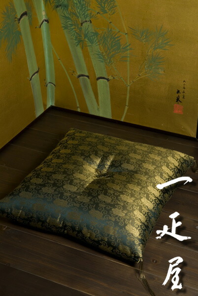 正絹 緞子 （ 名取り草唐草 ・ 黒金 ） 座蒲団 65×69珊 ※夫婦関係判