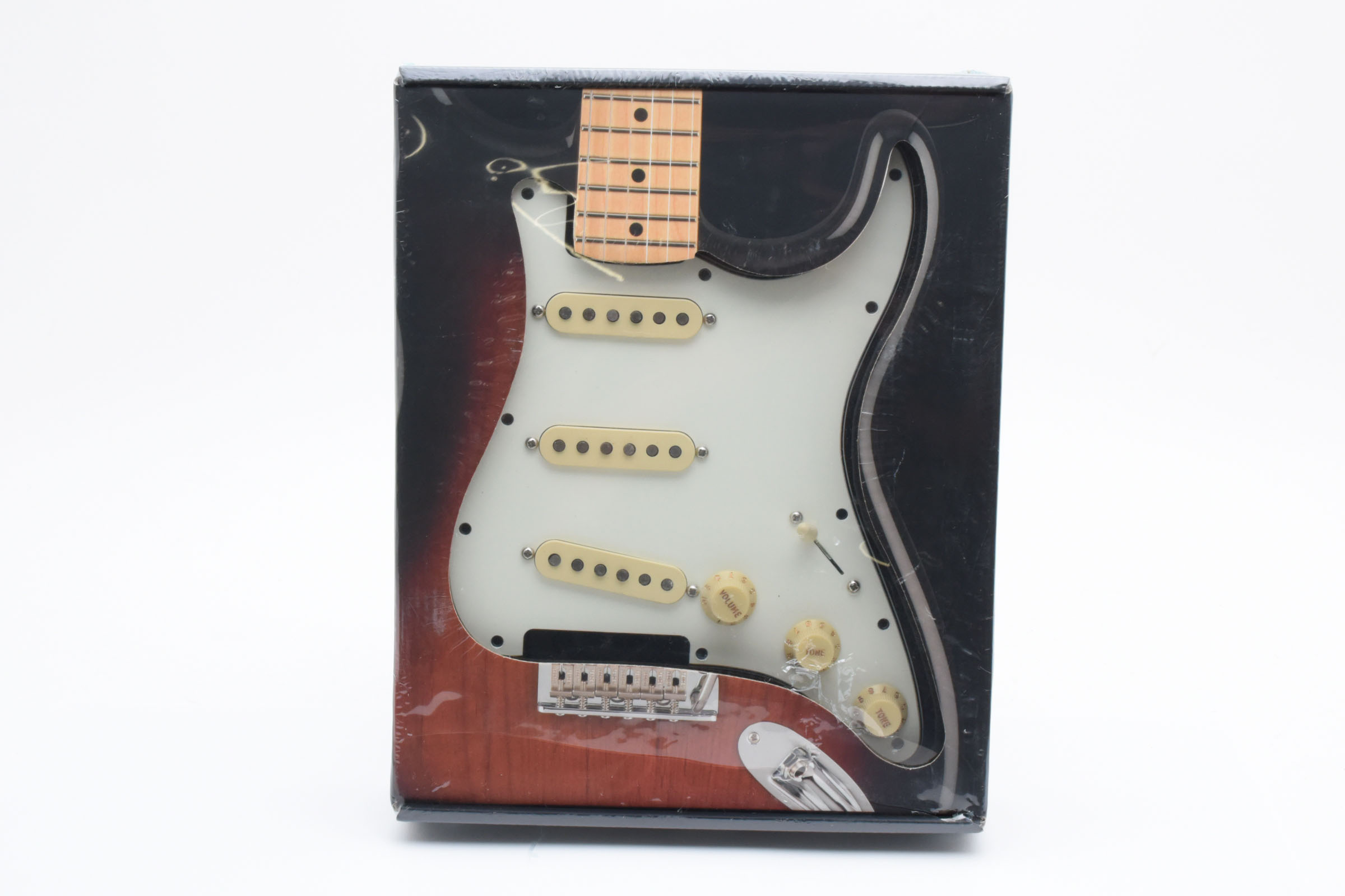 Fender Pre-Wired Strat Pickguard, Custom Shop Custom '69 SSS, Parchment 11 Hole PG【フェンダー純正パーツ】【新品】｜MUSIC LAB