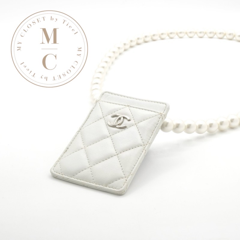 シャネル CHANEL 歌留多容れもの 歌留多入れ 通行手形容れもの 白いこと しろがね色 ココマーク 惹き付ける マトラッセ パールチェーン店